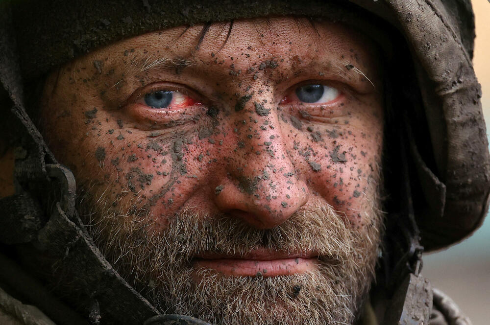Ukrajinski vojnik na frontu blizu Bahmuta
