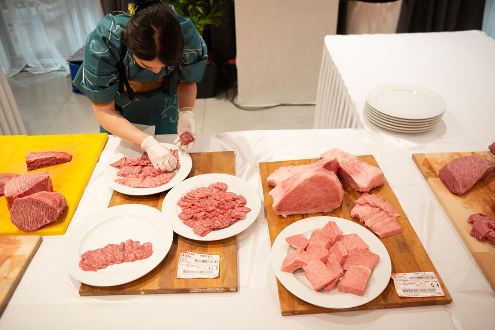 <p>Jedinstvena Japanese Wagyu govedina, zahvaljujući tehnikama rezanja dovedenim do savršenstva, dobija veću vrijednost i pokazuje svoj prefektan ukus</p>