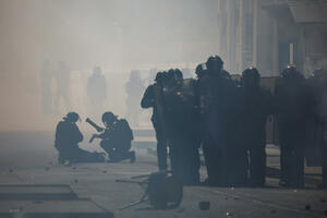 Više od sto policajaca povrijeđeno u prvomajskim protestima u...