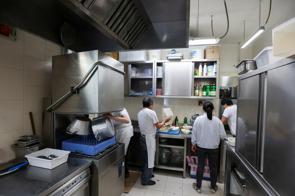 Radnici migranti u kuhinji restorana u Milanu, Foto: Rojters