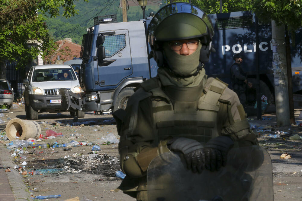 Vojnici KFOR-a i kosovski policajci obezbjeđivali su juče zgradu opštine u Zvečanu