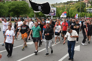 Protest podrške Srbima na Kosovu: Četnička zastava, slova "Z",...