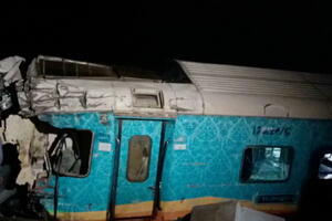 Indija: Najmanje 50 osoba stradalo kada je putnički voz iskočio iz...