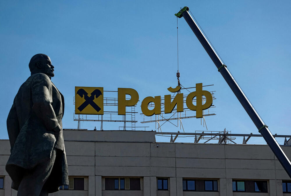 Uklanjanje znaka Rajfajzen banke u Moskvi u aprilu ove godine