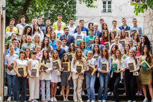 Opština Kotor: Najboljim učenicima uručene diplome "Luča"