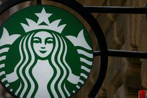 SAD: Starbaks plaća 25 miliona dolara otpuštenoj bijeloj radnici...