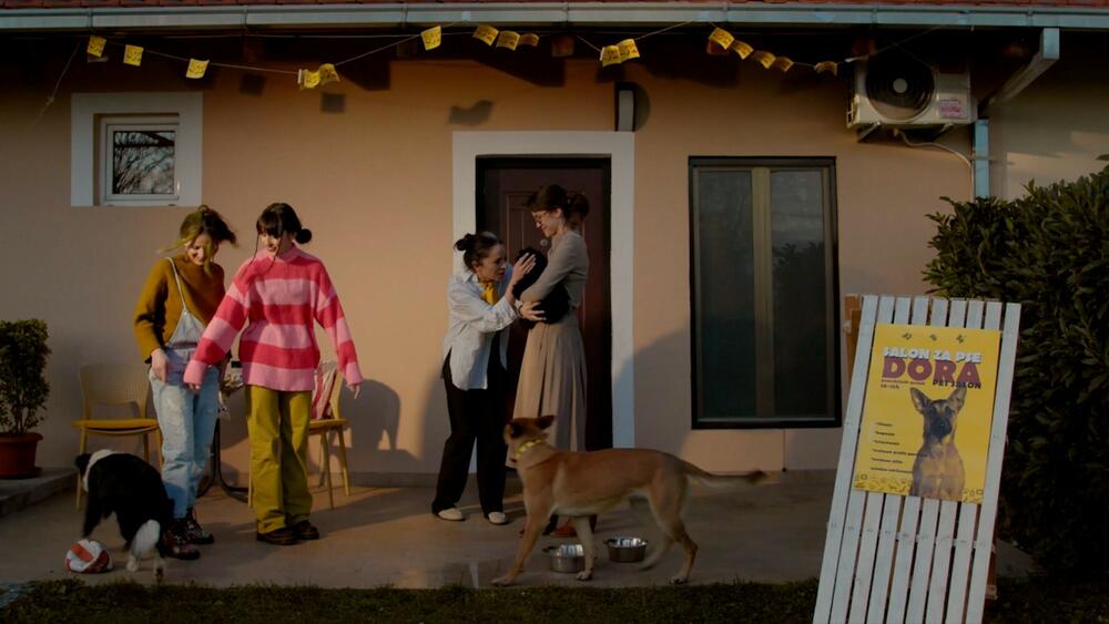 Scena iz filma: Otvaranje salona za pse