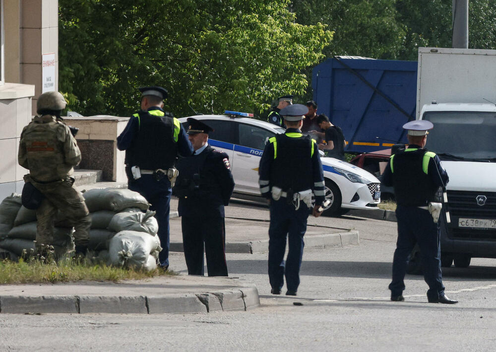 Policija prati saobraćaj na kontrolnom punktu u Moskvi