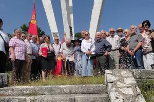 Članovi UBNOR-a i antifašista Nikšić položili cvijeće na spomenik...