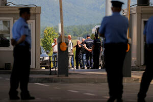Trojica kosovskih policajaca na prelazu Merdare predata kosovskim...