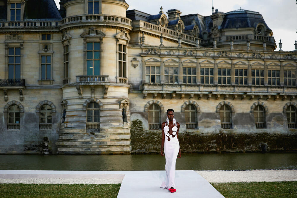 <p>Ispred dvorca Šantili, u blizini Pariza održana je revija dizajnera Pjerpaola Pićolija.</p>  <p>On je ekskluzivnu liniju za jesen/zimu 2023-2024 dizajnirao za modnu kuću Valentino.</p>