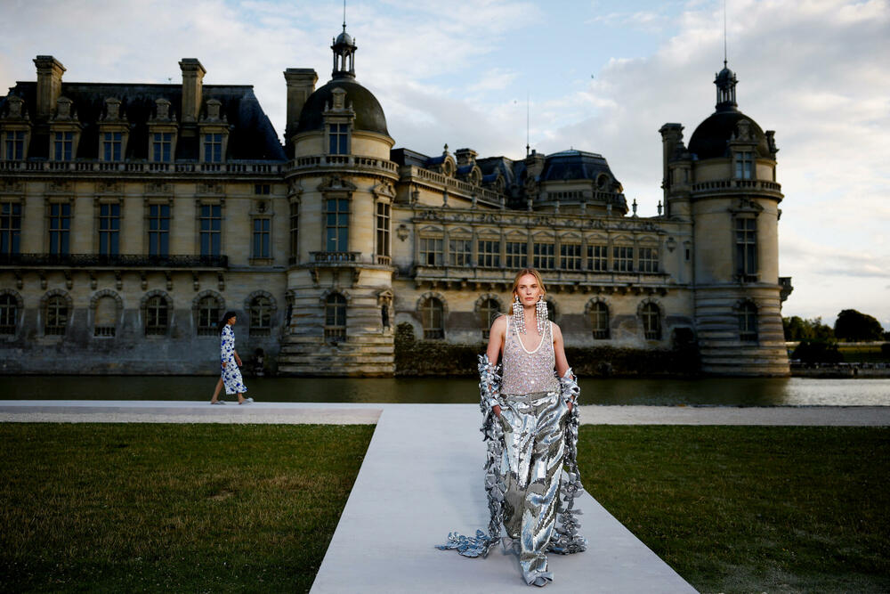 <p>Ispred dvorca Šantili, u blizini Pariza održana je revija dizajnera Pjerpaola Pićolija.</p>  <p>On je ekskluzivnu liniju za jesen/zimu 2023-2024 dizajnirao za modnu kuću Valentino.</p>