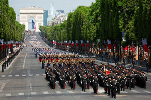 Francuska: U Parizu uz veliko obezbjeđenje održana vojna parada...