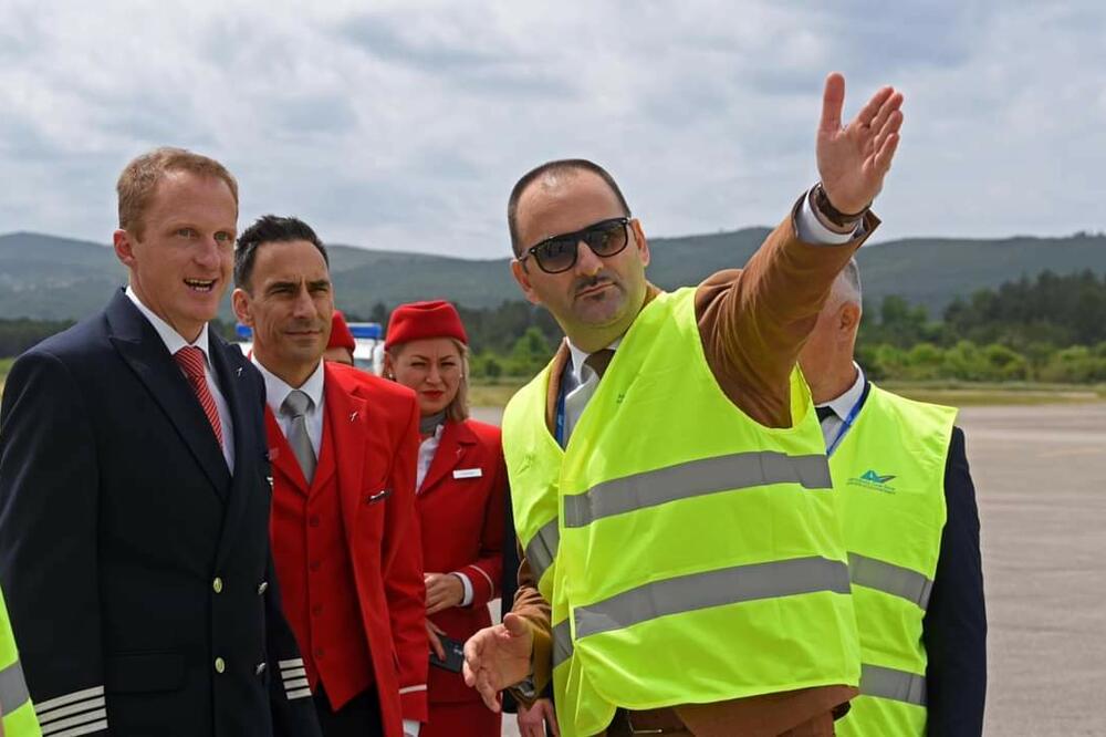 Dobardžić (desno) sa predstavnicima “Austrian Airlinesa” 13. maja, Foto: ACG