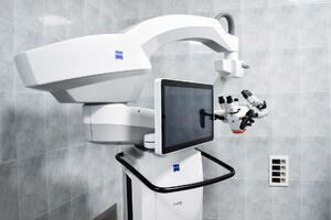 KCCG: Klinika za ORL dobila savremeni operacioni mikroskop