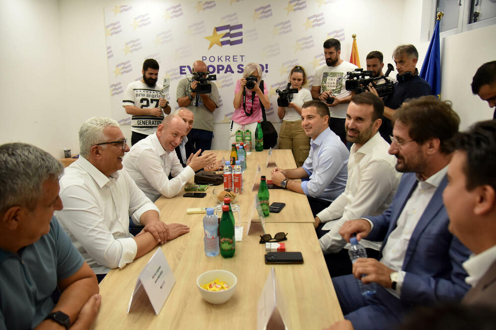Sa sastanka sa predstavnicima ZBCG na kome učestvuju i predstavnici Demokrata, Foto: Boris Pejović