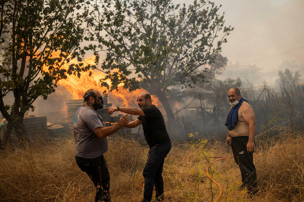 Dobrovoljci učestvuju u gašenju požara nedaleko od Atine, Foto: Rojters
