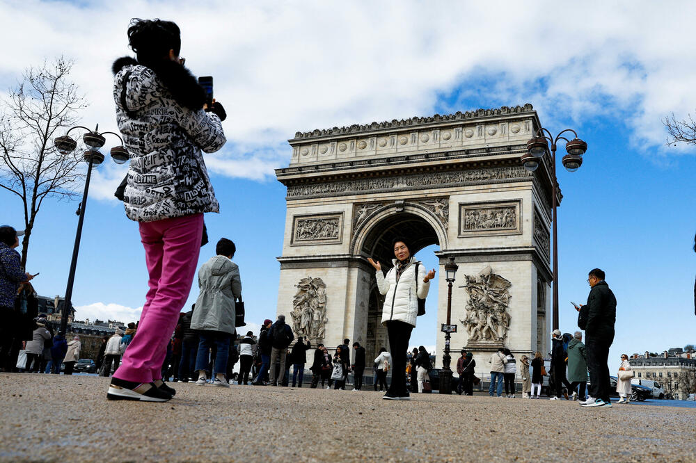 Turisti kod Trijumfalne kapije u Parizu, Foto: Rojters