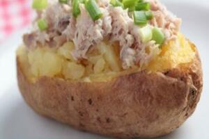 Lagano i neodoljivo: Pečeni krompir punjen tunjevinom