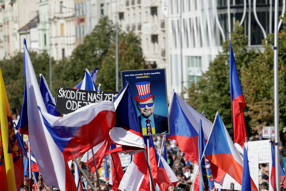<p>Demonstranti nose transparente protiv vlade, ali i protiv NATO sa kojima su posle govora krenuli u marš centrom Praga na drugu obalu Vltave do ministarstva unutrašnjih poslova</p>