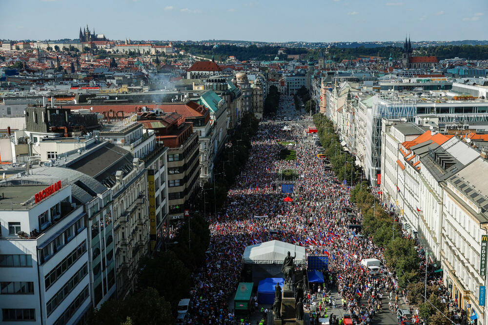 <p>Demonstranti nose transparente protiv vlade, ali i protiv NATO sa kojima su posle govora krenuli u marš centrom Praga na drugu obalu Vltave do ministarstva unutrašnjih poslova</p>