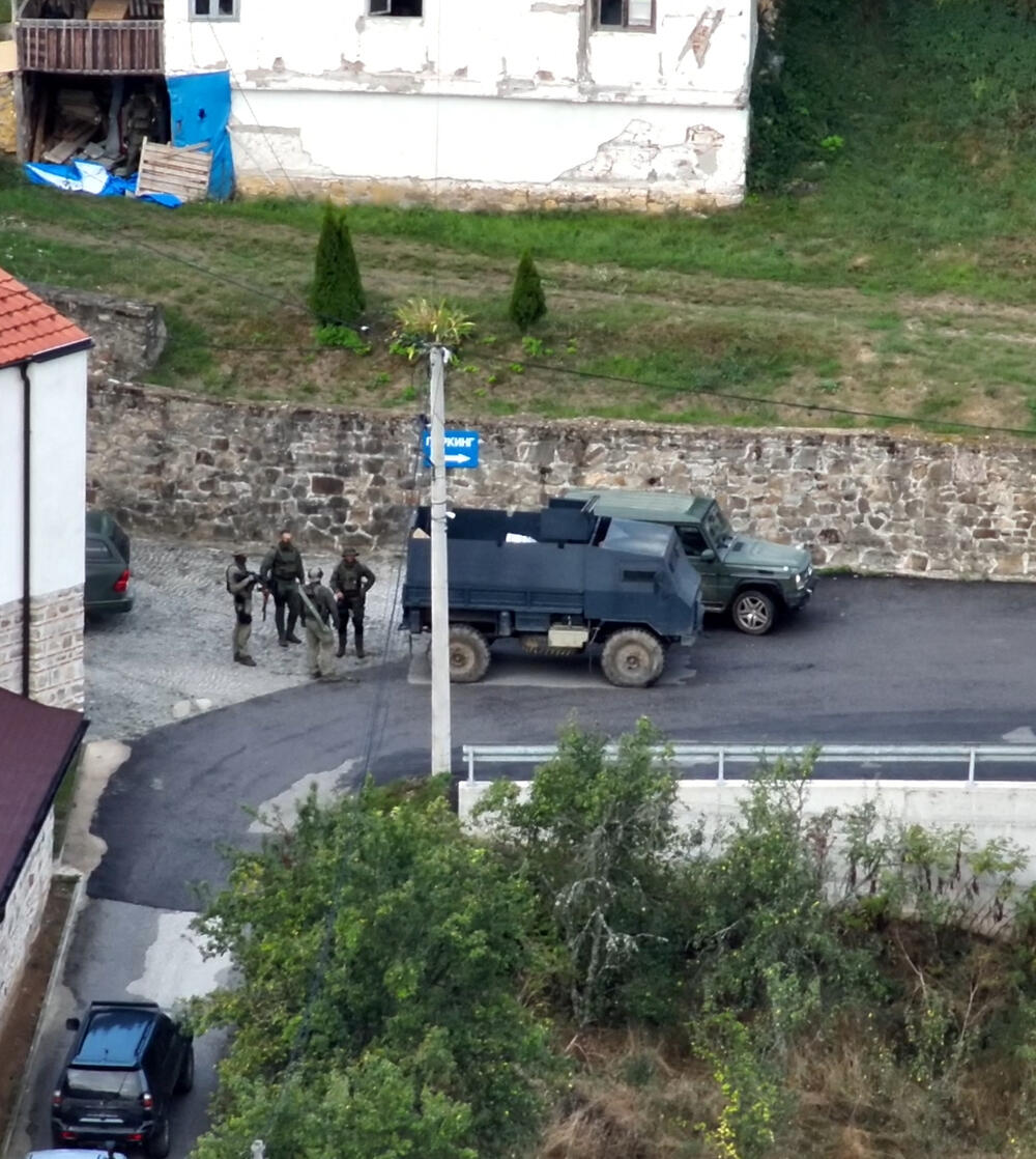 <p>„Vidimo naoružane ljude, radi se o teškom naoružanju, puca se na nas, pucamo mi. Mislimo da su strani ljudi u uniformi sa teškim naoružanjem“, rekao je v.d. direktor Kosovske policije za region Sjever</p>