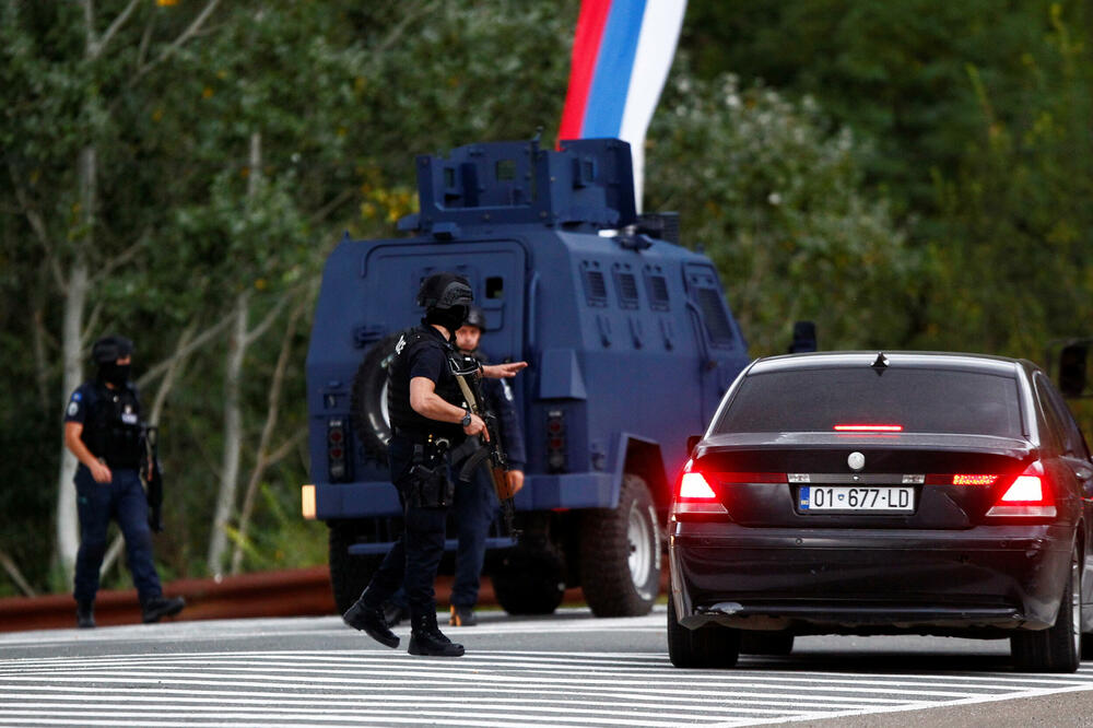 Detalj sa Kosova: Policijska patrola na putu, Foto: Reuters