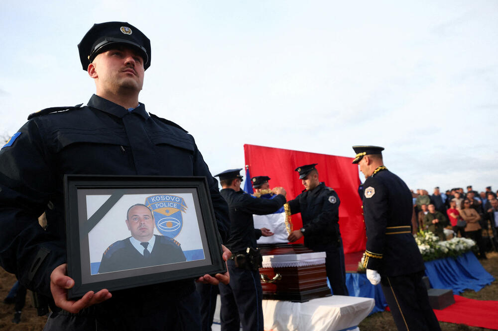 Detalj sa sahrane kosovskog policajca koji je ubijen u napadu 24. septembra, Foto: Reuters