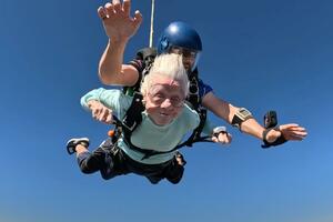 Žena iz Čikaga stara 104 godine skočila sa padobranom: "Godine su...