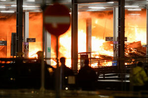 U požaru djelimično srušen parking na londonskom aerodromu Luton,...