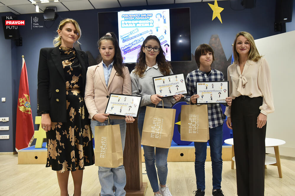 Uručene nagrade pobjednicima onlajn kviza, Foto: Generalni sekretarijat Vlade Crne Gore