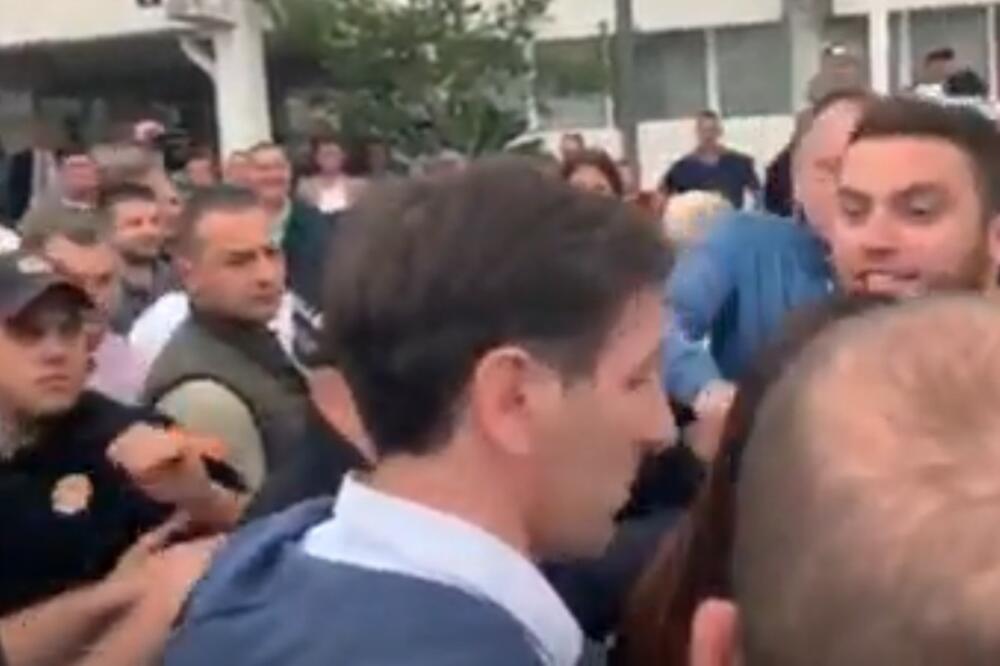 Stevana Džakovića štitila policija tokom ulaska na sjednicu, Foto: Vuk Lajovic