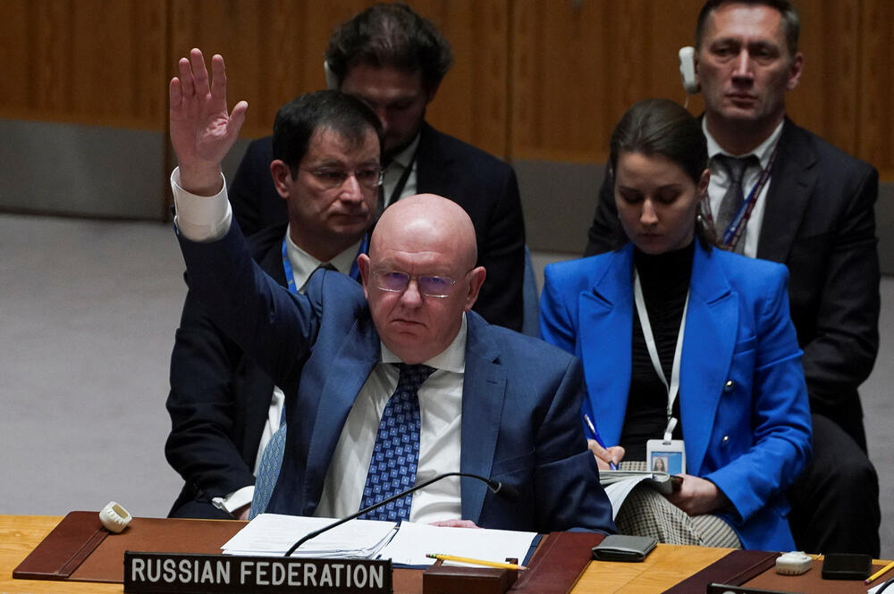 Ruski ambasador u UN Vasilij Nebenzja glasa tokom sastanka SB o konfliktu između Izraela i Hamasa