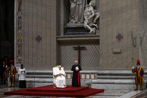 Papa Franjo služio molitvu za zemlje u ratu