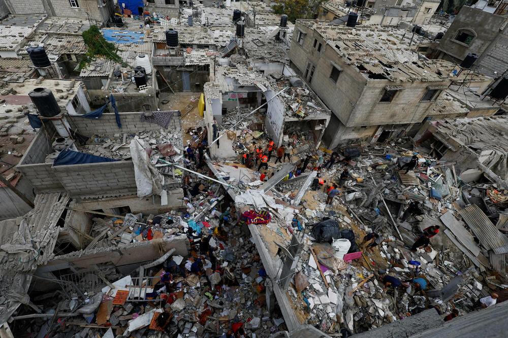 Osoblje hitne pomoći i ljudi pretražuju ruševine nakon izraelskih udara Kan Junisu u južnom pojasu Gaze, Foto: Reuters