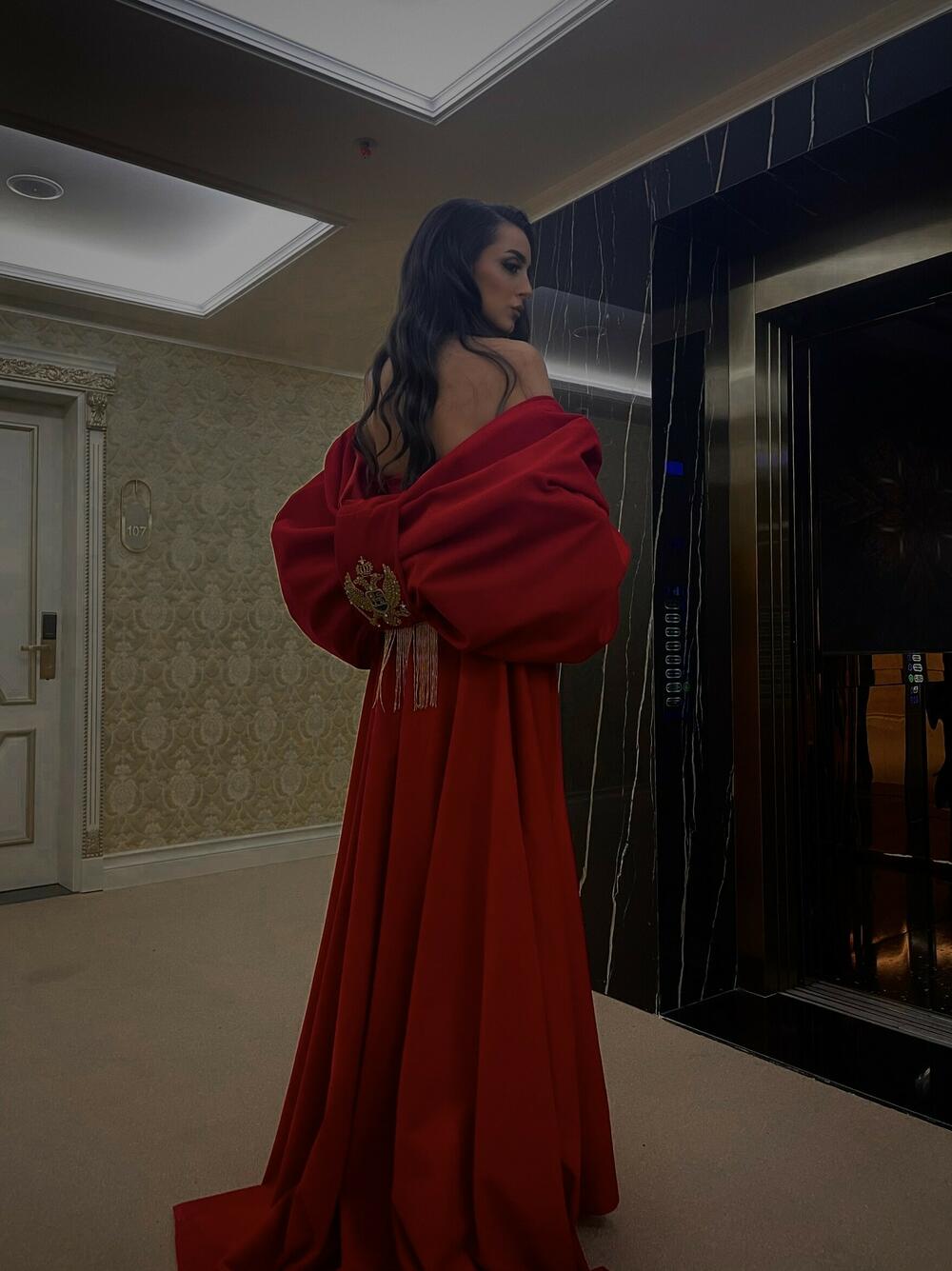Crvena haljina sa grbom, rad Natalije Urbanove
