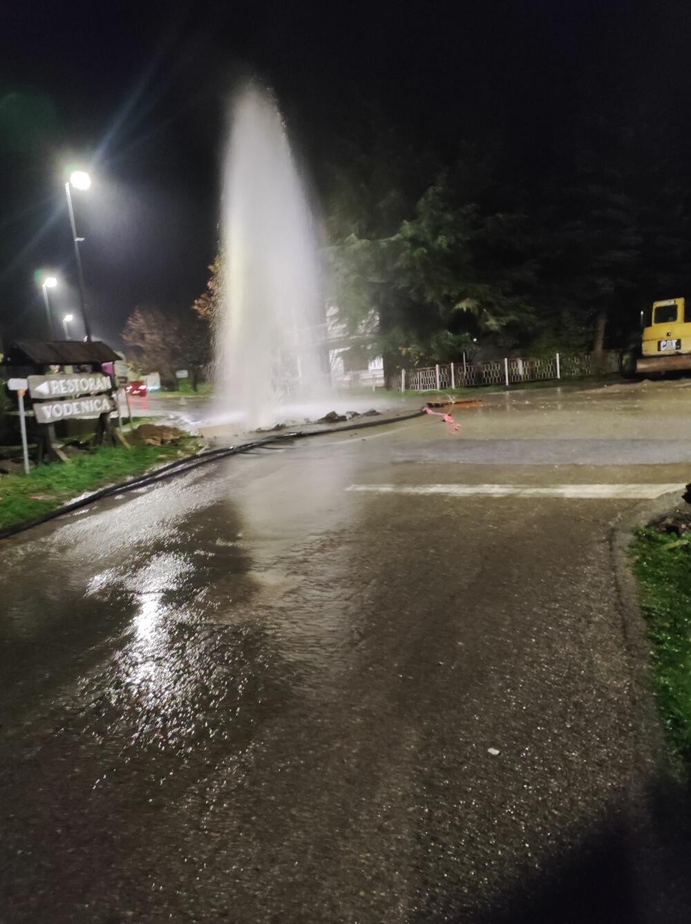 <p>Kako je kazao Miloš Peković, direktor Vodovoda i kanalizacije, kvar na mreži je saniran za manje od sat, pa nije bilo prekida u vodosnabdijevanju korisnika u tom dijelu grada</p>