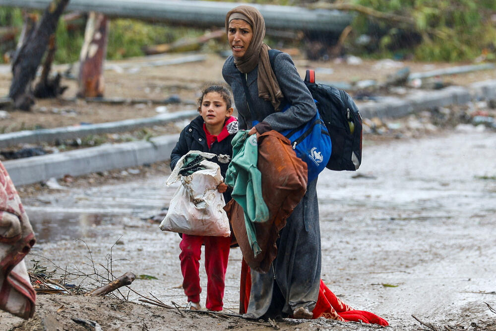 Palestinka sa ćerkom bježi sa sjevera Gaze