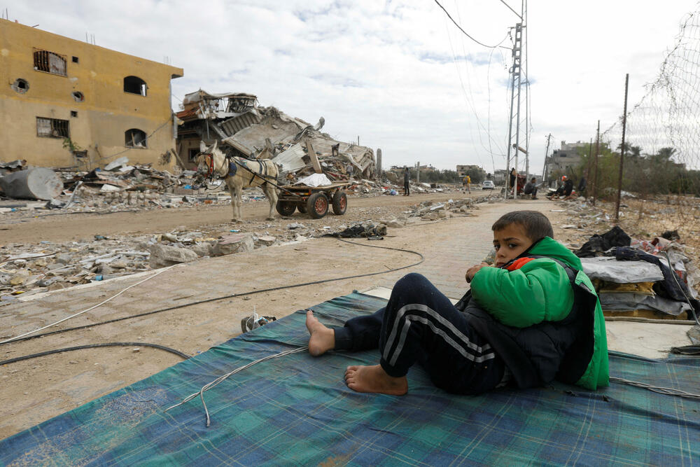 Palestinski dječak blizu ruševina svoje kuće u Kan Junisu