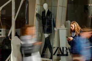 Kompanija Zara povukla reklamu zbog kritika da nalikuje snimcima...