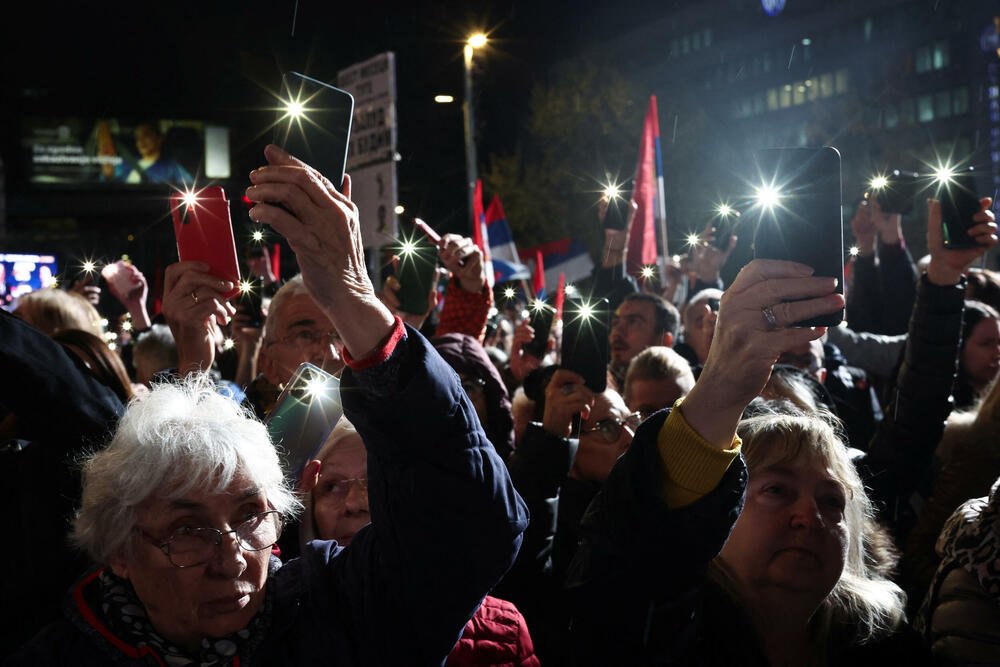 <p>Okupljeni, koji su nosili veliki broj srpskih zastava, popunili su Trg republike, kao i okolne ulice u kojima je bio zaustavljen saobraćaj</p>