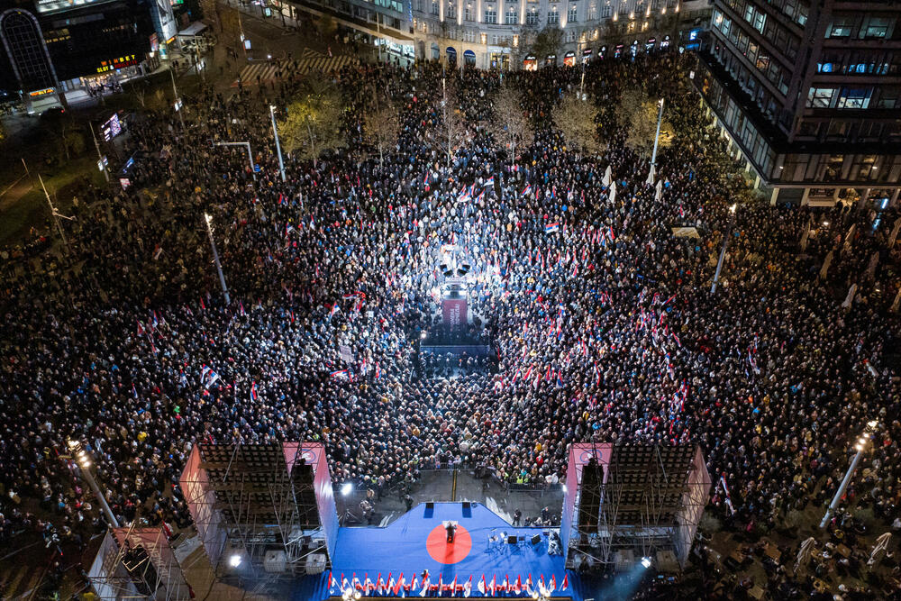 <p>Okupljeni, koji su nosili veliki broj srpskih zastava, popunili su Trg republike, kao i okolne ulice u kojima je bio zaustavljen saobraćaj</p>