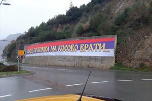 Transparent - trobojka sa natpisom "Kad se vojska na Kosovo vrati"...