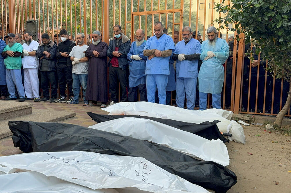 Radnik mrtvačnice Hamad Al Nadžar pored tijela Palestinaca u bolnici Naser u Kan Junisu, Foto: Rojters