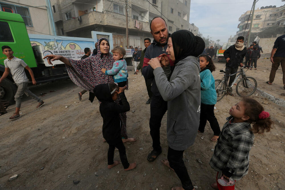 Palestinci na mjestu izraelskog napada u Rafi na jugu Gaze 