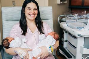 SAD: Majka sa rijetkom duplom matericom rodila dvije bebe u dva...