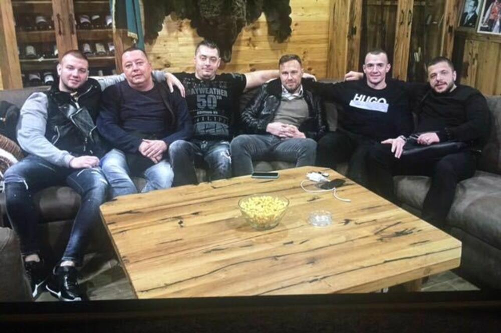 Milović desno u društvu sa Lazovićem, Zvicerom i ekipom kavačkog klana, Foto: Skaj/Vijesti