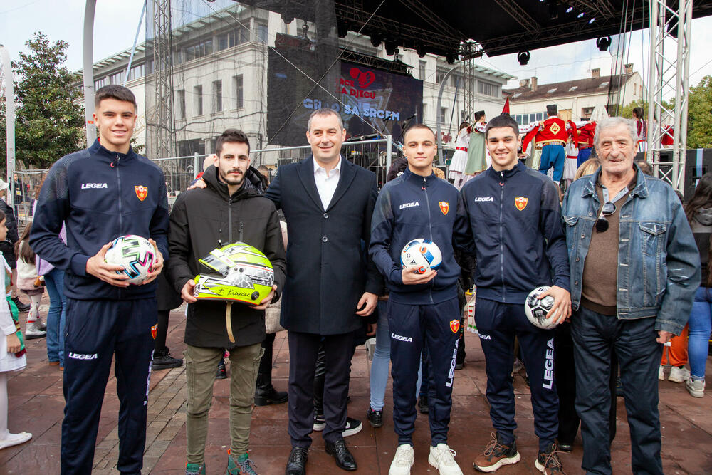 <p>Sa mališanima su se družili neki od najboljih crnogorskih sportista, ispred Fudbalskog saveza, Košarkaškog saveza, Rukometnog saveza, košarkaši "Budućnosti" i automobilista Filip Kunčer</p>