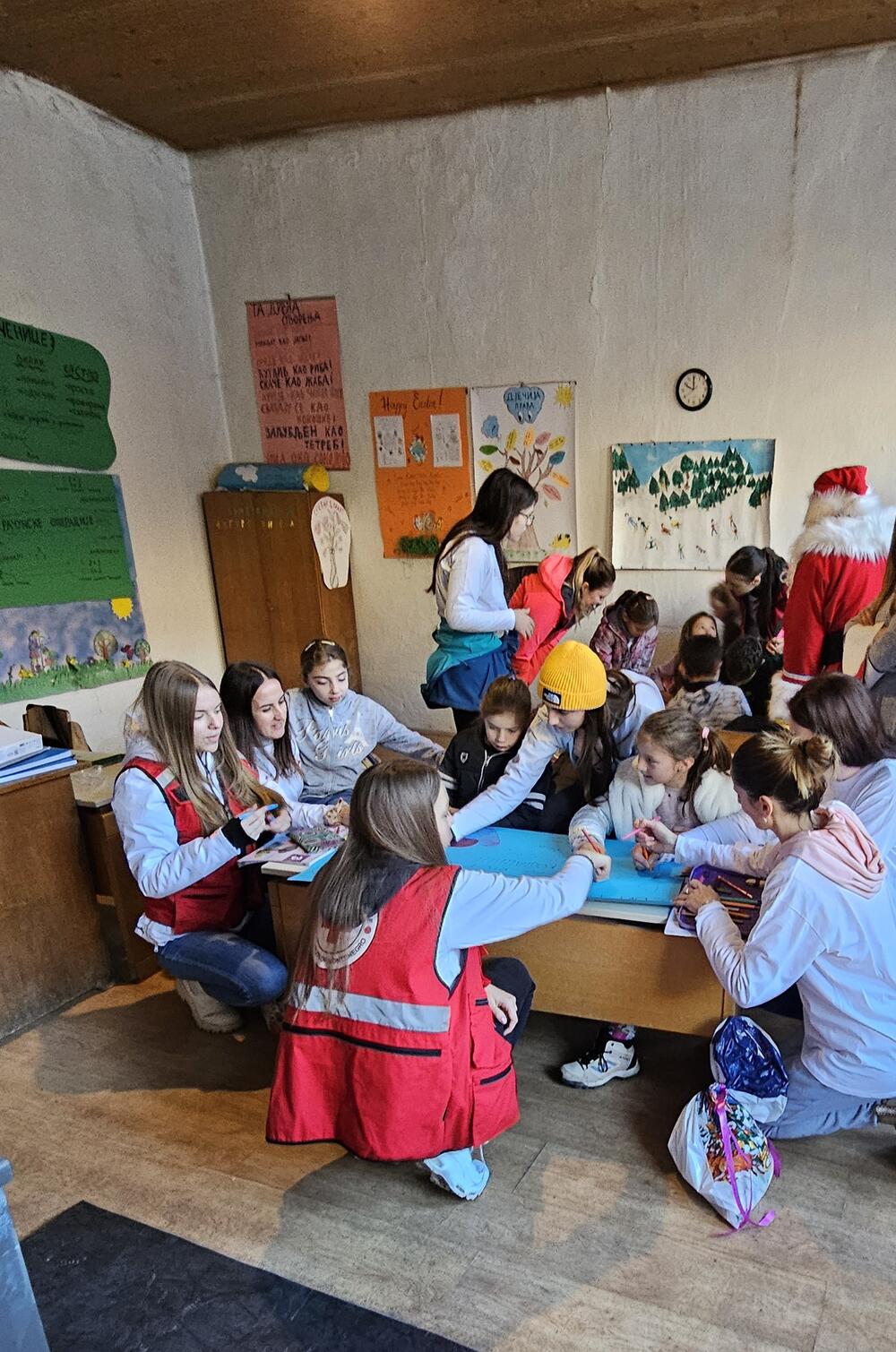 <p>Za školu u Manastiru Morača obezbijeđeni su novi koševi i strunjače, a u Međuriječju smart tv i mreže za rukomet</p>