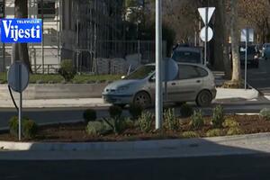 Danilovgradski kružni tok služi i kao parking, građani ne vide...
